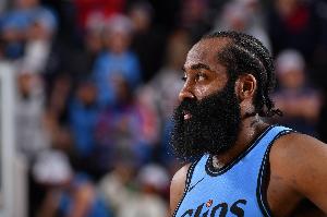 昨日伤到了大腿和脚踝！船记：哈登今天早上随队前往了纽约