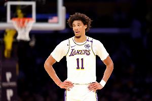 有点上头！海斯5次犯规仅打18分钟 4中2拿4分4板1帽