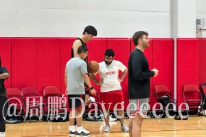 周鹏：杨瀚森训练最后加练定点三分