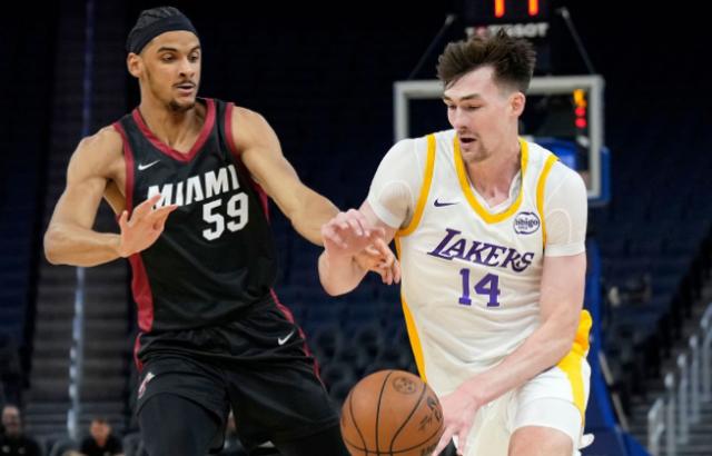 葡京娱乐场-布朗尼2战仅7分！湖人00后中锋抢戏，浓眉替身是他？